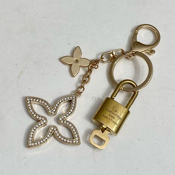 LOUIS VUITTONโLOCK AND KEY ๐ ON GOLD TONE KEYCHAIN #13-318 - Picture 3 of 10